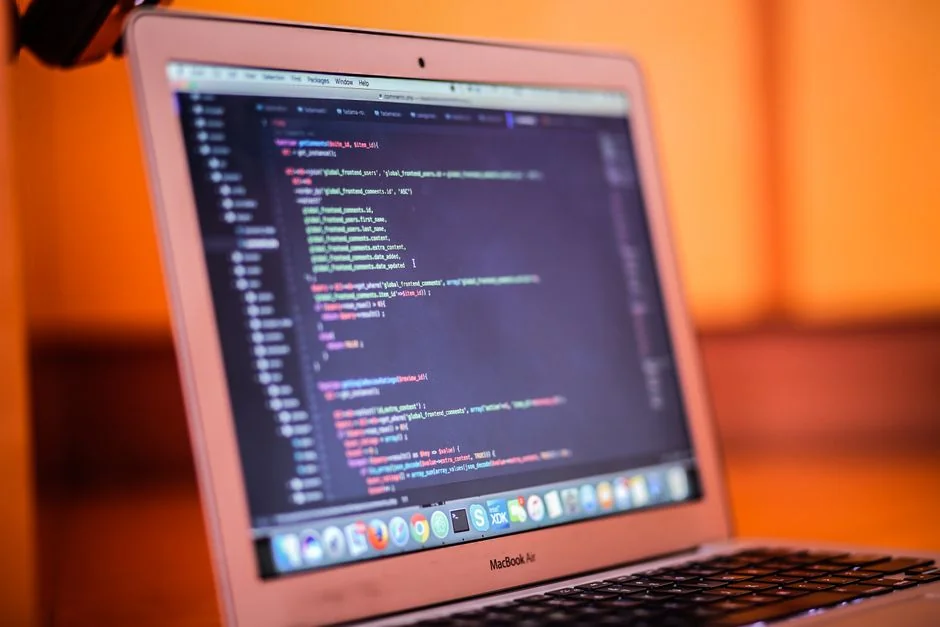 Une personne utilisant un ordinateur portable pour parcourir des sites de photos stock. Travail en freelance dans un cadre chaleureux.