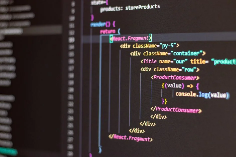 Workspace élégant et performant avec plusieurs écrans, un ordinateur portable et un smartphone, mettant en valeur un projet de conception web.